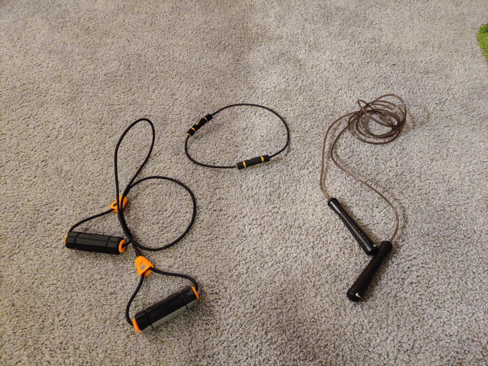 Nike jump rope + two exercise band