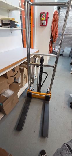 Global Industries Pallet Jack/Stacker