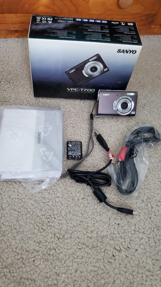 $10- Sanyo DIGITAL Camera Compact- VPC-T700