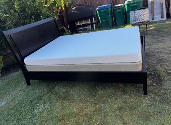QUEEN BED FRAME AND MATTRESS ⚫️⚫️