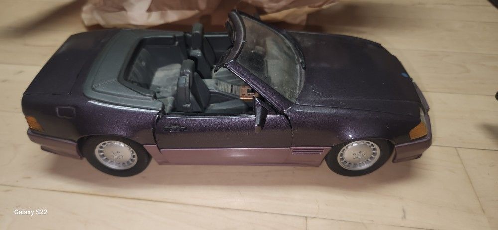 Maisto 1989 Mercedes-Benz 500SL Scale 1:18 Die Cast Model Car Special Edition