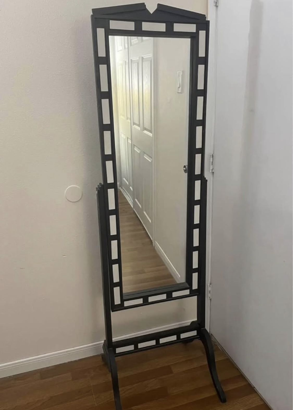 Standing Mirror / Espejo