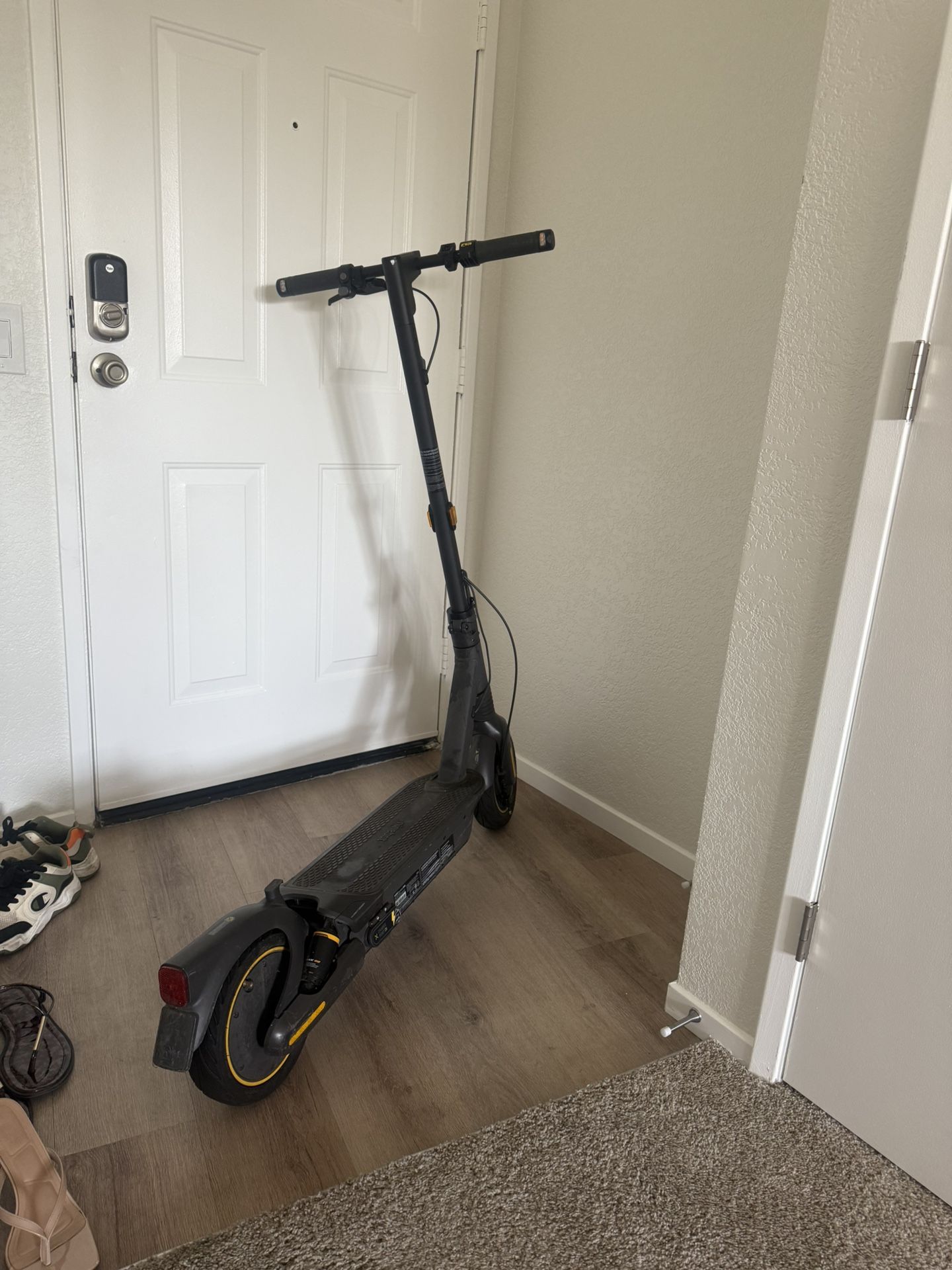 Segway Ninebot Kickscooter MAX G2 ELECTRIC SCOOTER– Long Range, Dual Suspension! (700$/OBO)!