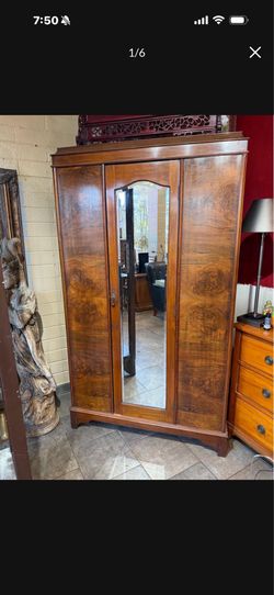 Antique amor Cabinet