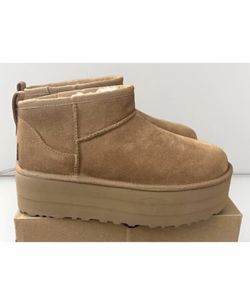 Ugg Woman’s Size’s 8, 9 Chestnuts Platform 👢 Ugg Woman’s Size’s 8 Chestnuts Platform each pair