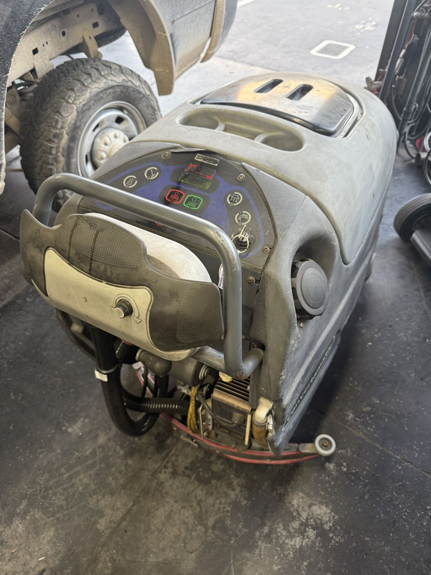 Advance Floor Scrubber