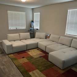 🛋️ Selling: White Modern Sectional Couch 🛋️