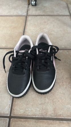 Woman’s Puma’s black and pink shoes