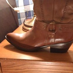 Women's Boots And Shoes Sizes ,6 7 8 And Leather Pants, Vests And Jackets 