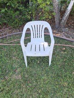 Set of 4 White Plastic Resin Patio Chairs – Stackable Lawn Seating