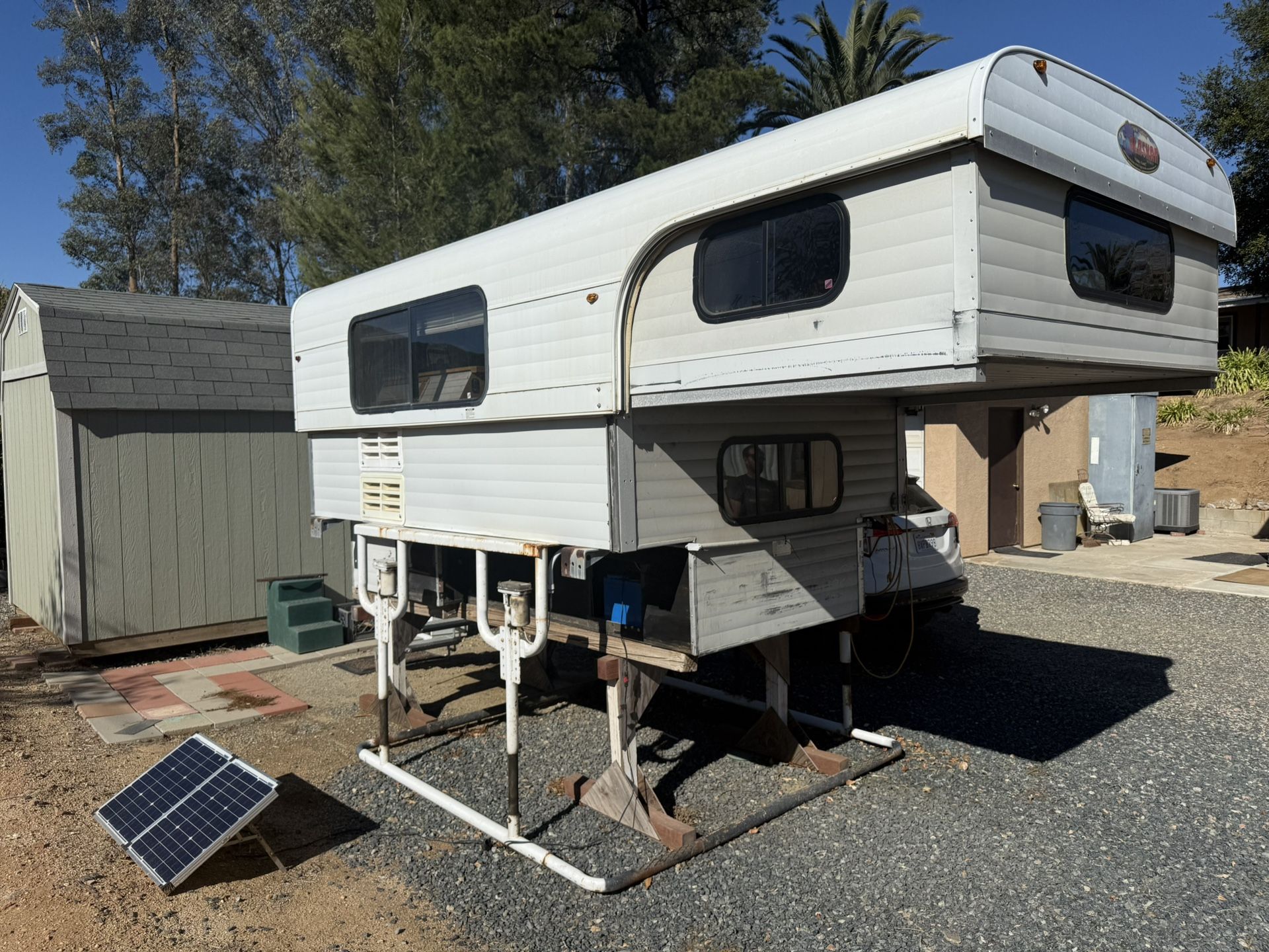Alaskan 10’ Pop Up Truck Camper