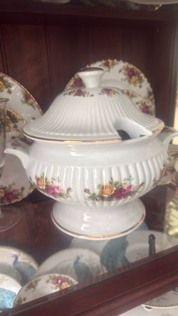 Royal Albert dishes can be sold together and separated