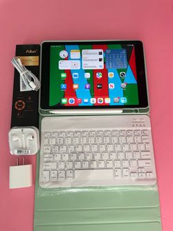 Apple IPad 8th Generation (10.2” Retina /Latest iOS 26/ 2020 model) 32GB with stylus pen, keyboard & Accessories