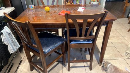 Comedor de 4 sillas alto