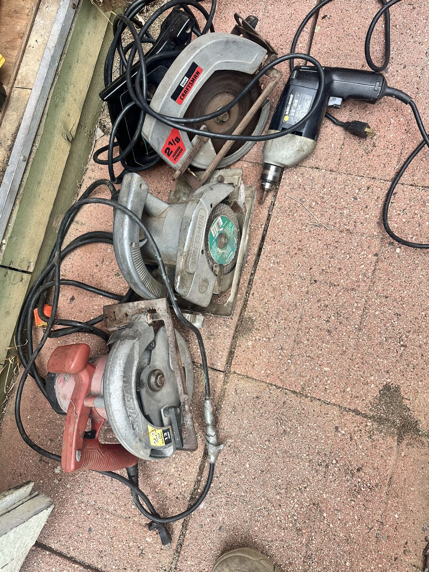Tools, 3 skilsaws an 1 drill