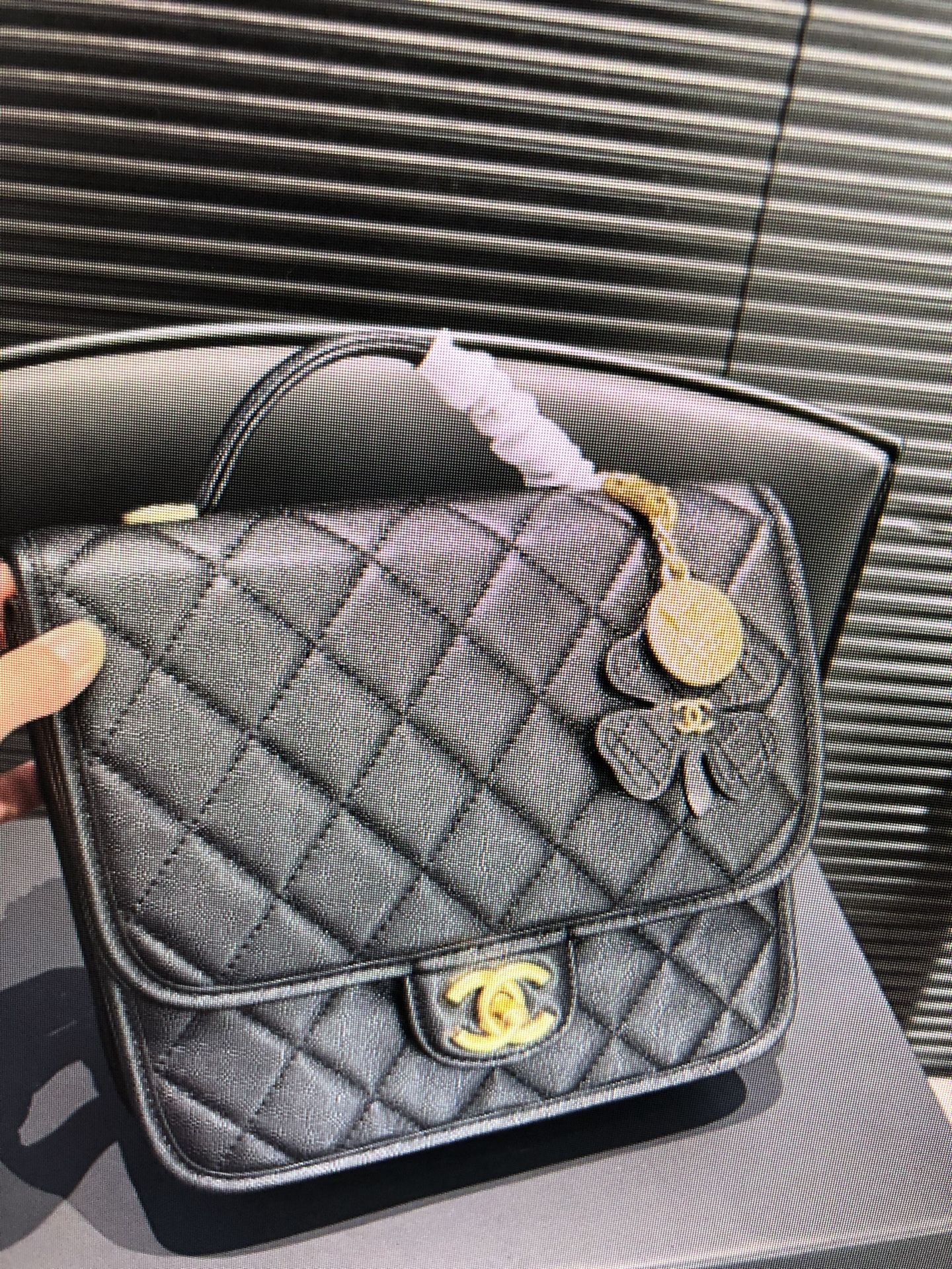 The cowhide and sand gold textured clover medal accessory pendant has a strong sense of old-fashioned! Overall style