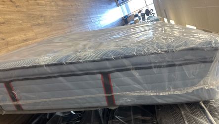 Sealy Posturepedic Pro cal king Pillowtop mattress includes Boxsprings.