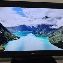 Sony Bravia 32" LCD TV (KDL-32L504) – Excellent Condition, w/ Original Sony Remote (Retail $499)