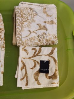 Tahari gold and cream 3 pc towel set