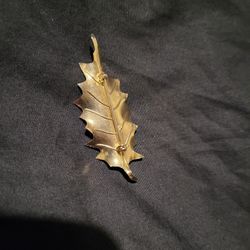 Gold Tone Holly Leaf Brooch Pin