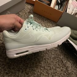 size 7.5 woman’s mint air max nike 