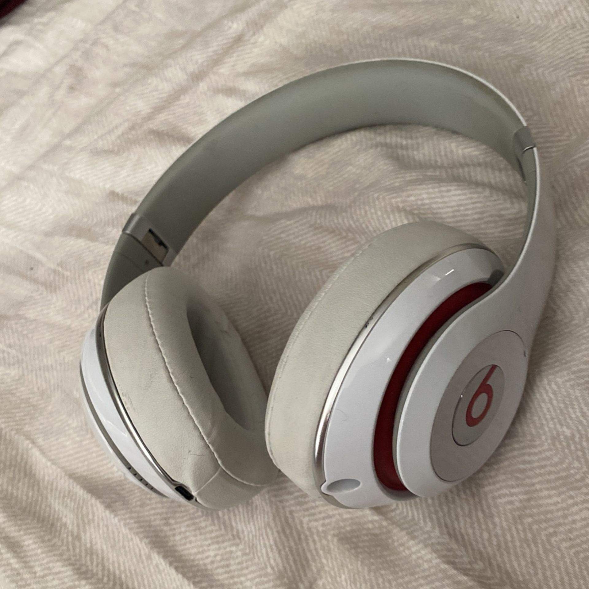 Beats Studio Noise Cancellation. Note: Not Bluetooth