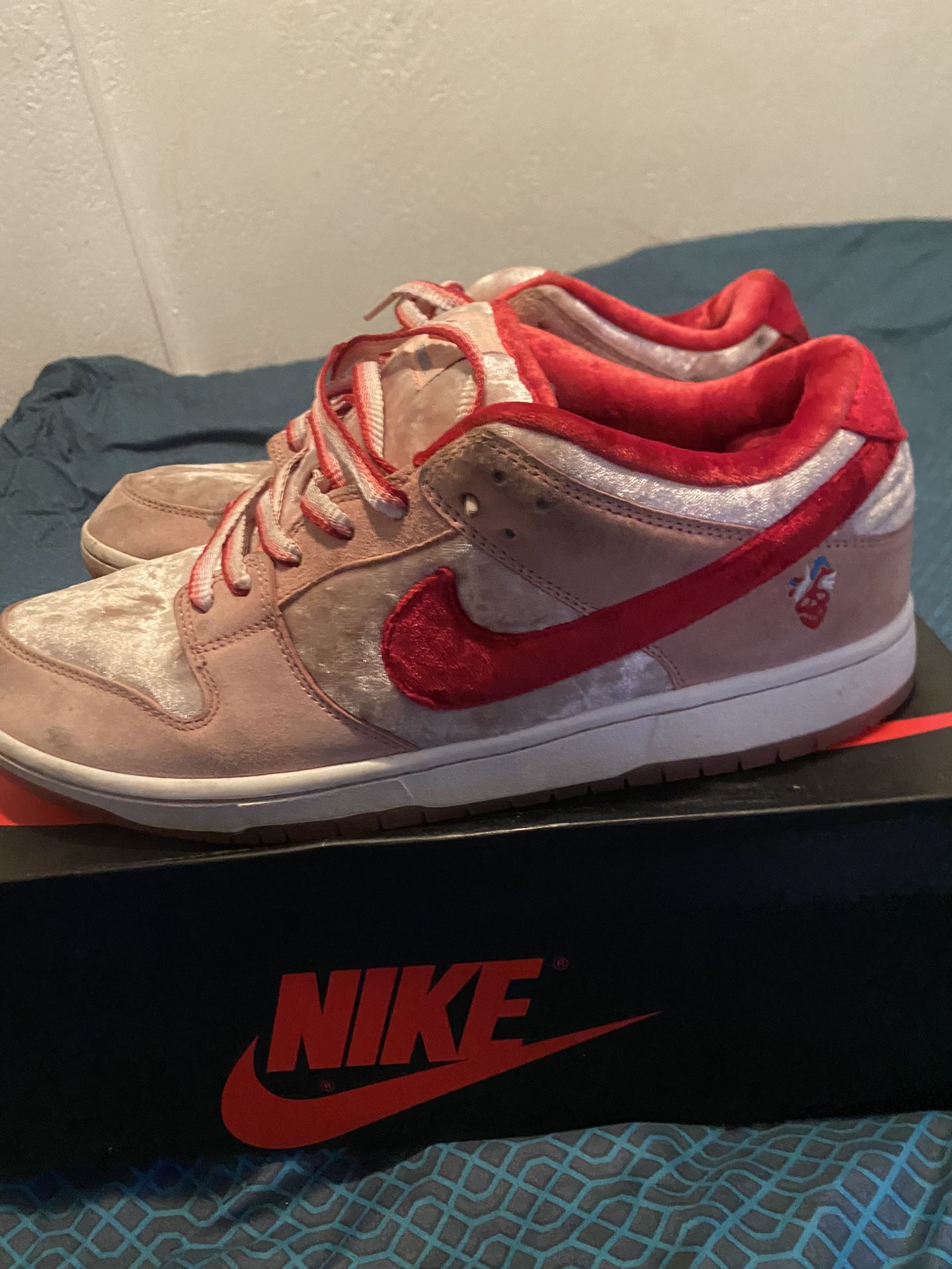 Nike Valentines Day SB x StrangeLove Special Edition 1600 Dollar Shoes