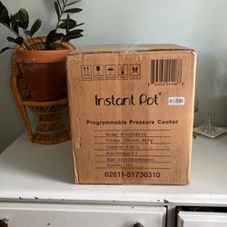 Instant pot Still In Box Never Opened 6 Qt DUO60 V3