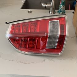 2012 Chrysler 300s driver side OEM taillight (CAN NEGOTIATE)