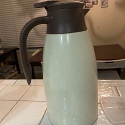 Insulated kettle, keeps hot for 12 hours