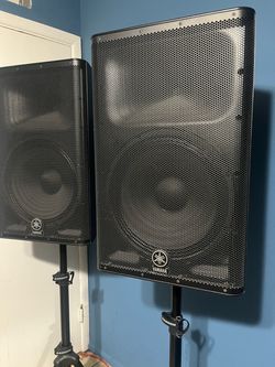 Yamaha DXR15 Powered Speakers (2) with Samson SP50P Speaker Stand Set