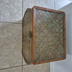 Vintange Hingedwood Wicker Rattan Box In Good Condition 