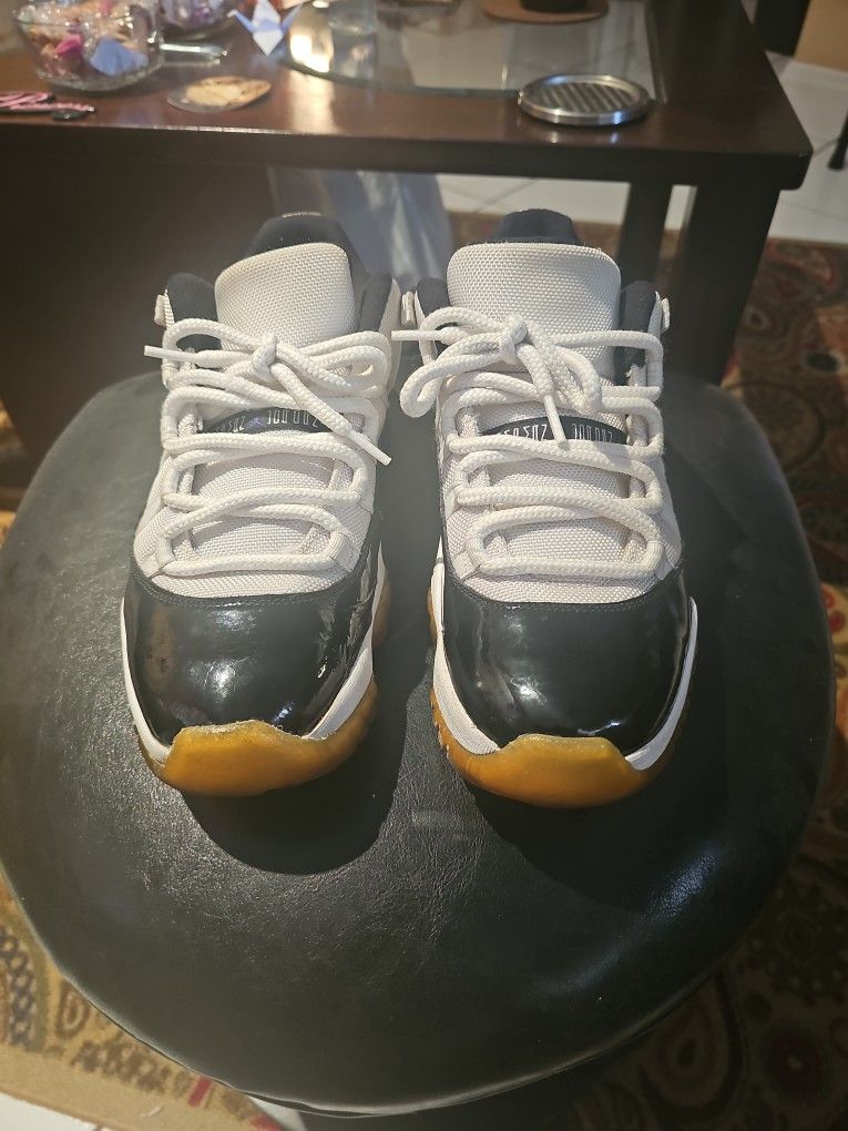 Men's Size 9.5 Jordan 11 Low "Concord"