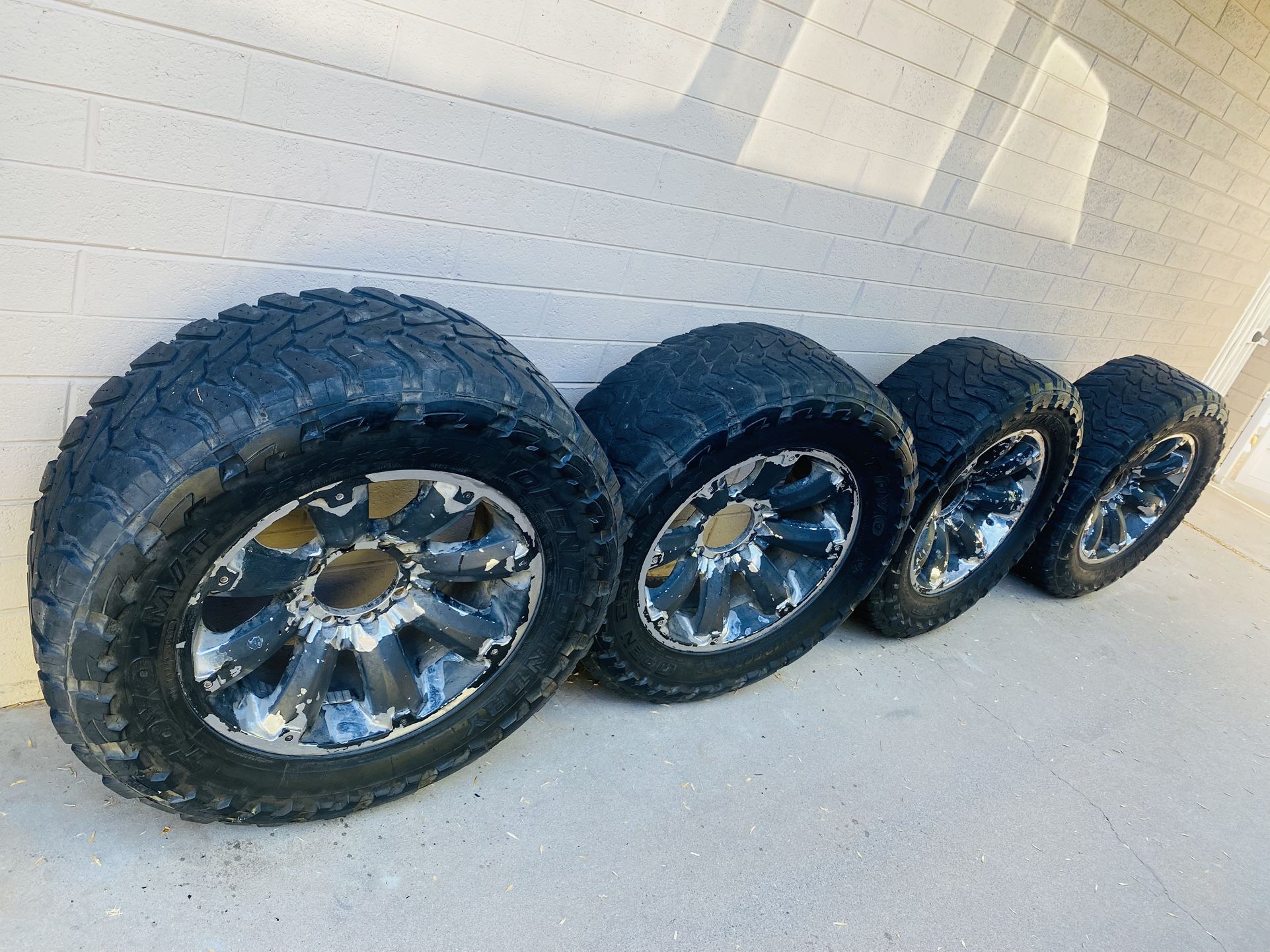 4 Tires/ llantas TOYO 35x12.5 20MT With 2 spare parts (con 2 refacciones)