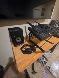 Pioneer DJ DDJ-FLX4 DJ Controller & KRK ROKIT 5 Studio Monitor