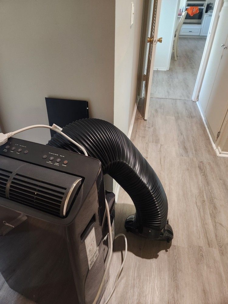 Portable Dual Hose Air Conditioner Like New