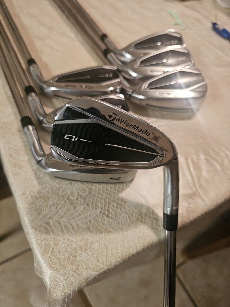 LIKE NEW! TAYLORMADE Qi GOLF CLUB IRON SET