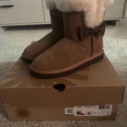 NEW UGG Boots - Girls SIZE 4