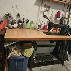 Singer Sewing Machine with Table 