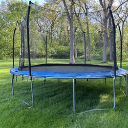 15’ Trampoline With Net