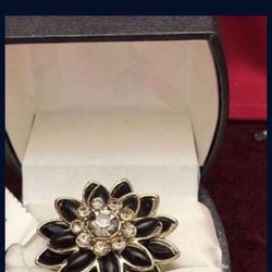 Black and gold flowered ring