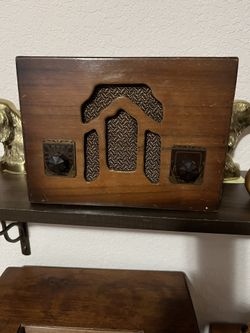 Vintage Vacuum Tube Radio.