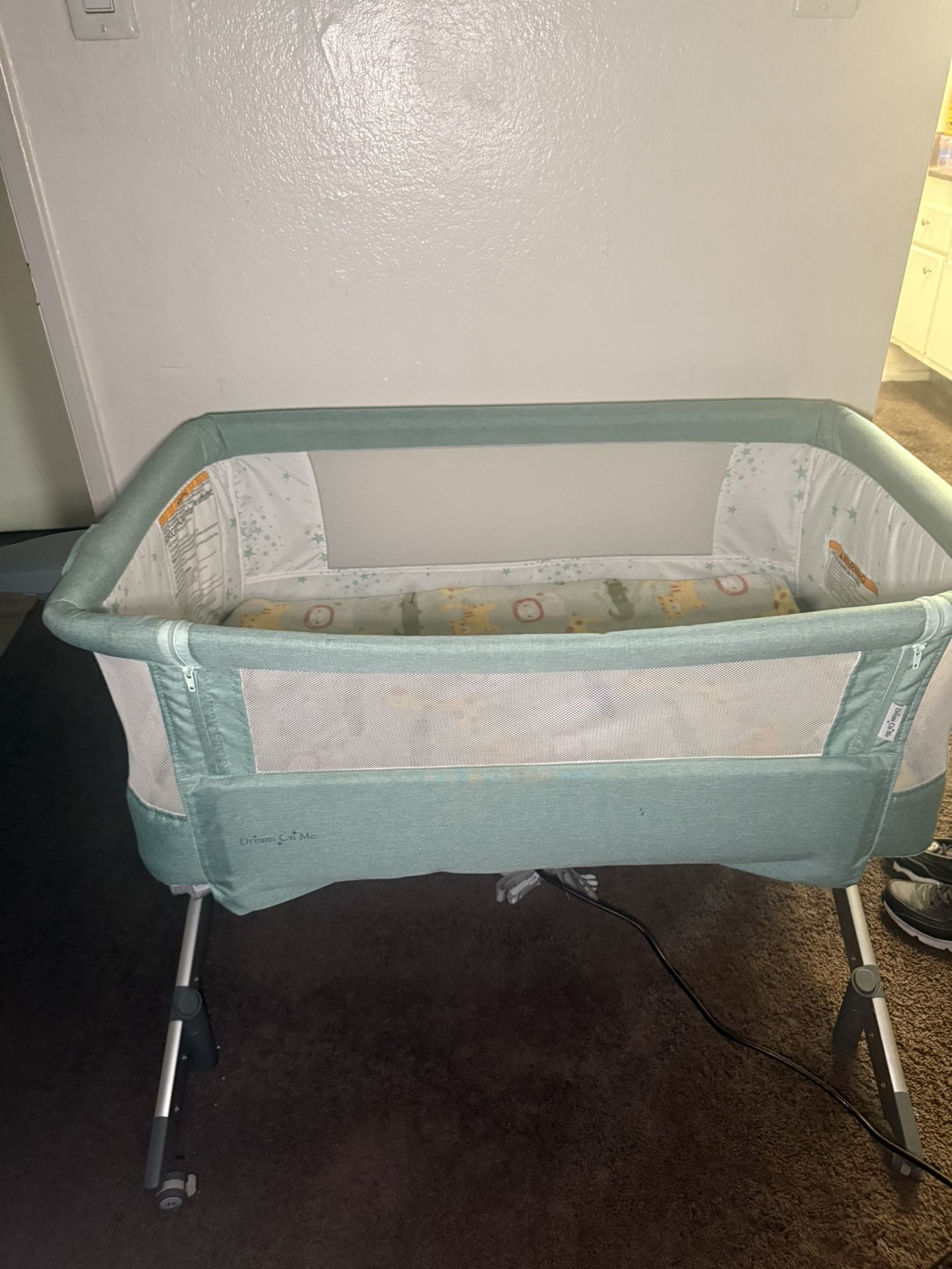 Dream On Me baby bassinet in great condition