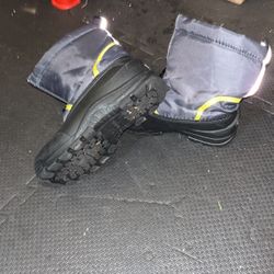 Size 5 Boys Snow boot With Excellent Inside/ Outside And The Treads 