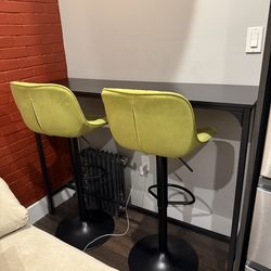 Bar Table + 2 Barstools