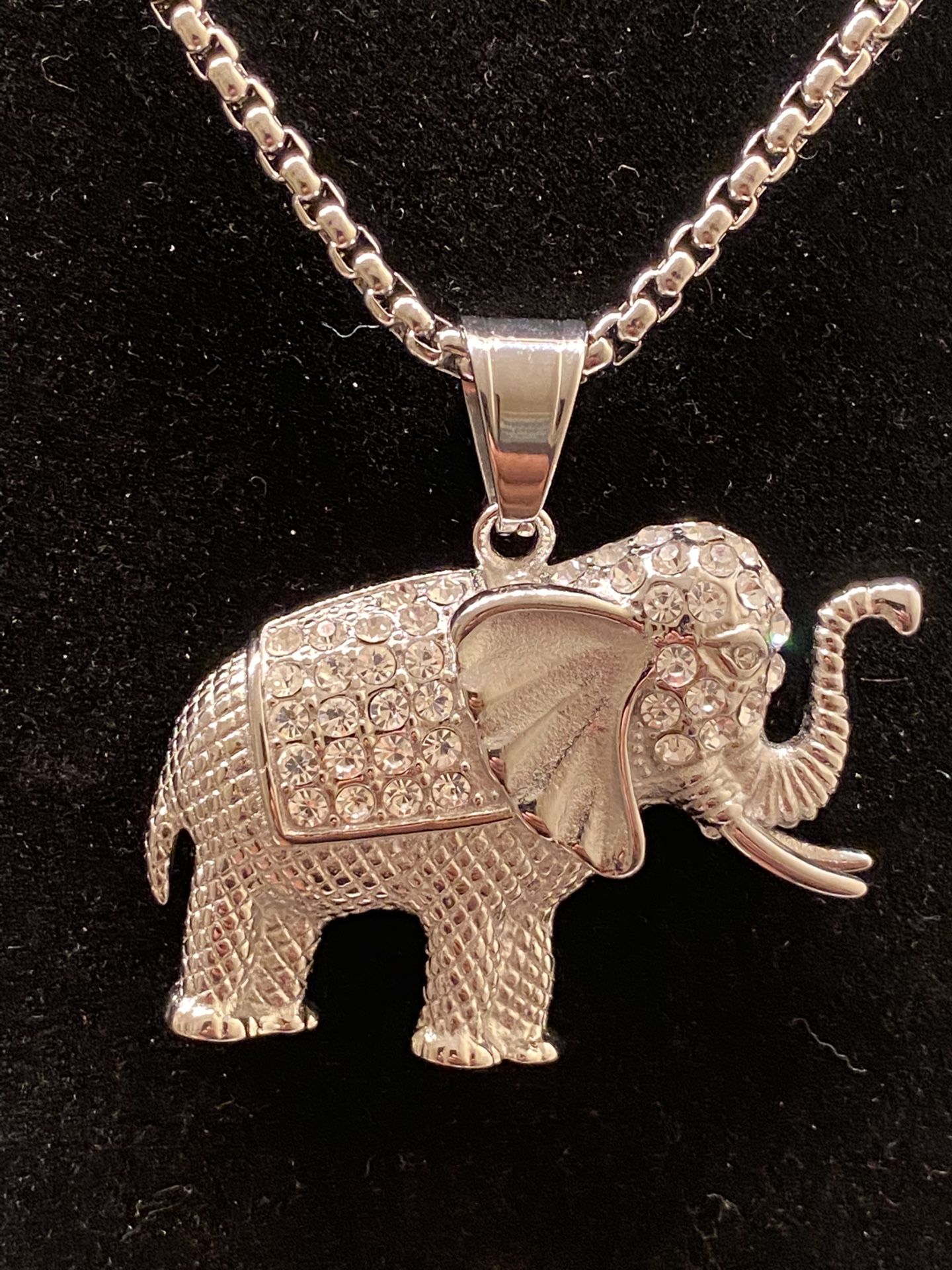 Stainless steel elephant pendant with chain