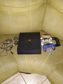 PS4 Black Slim 1 TB.4 controllers,2 pairs of thumb sticks.
