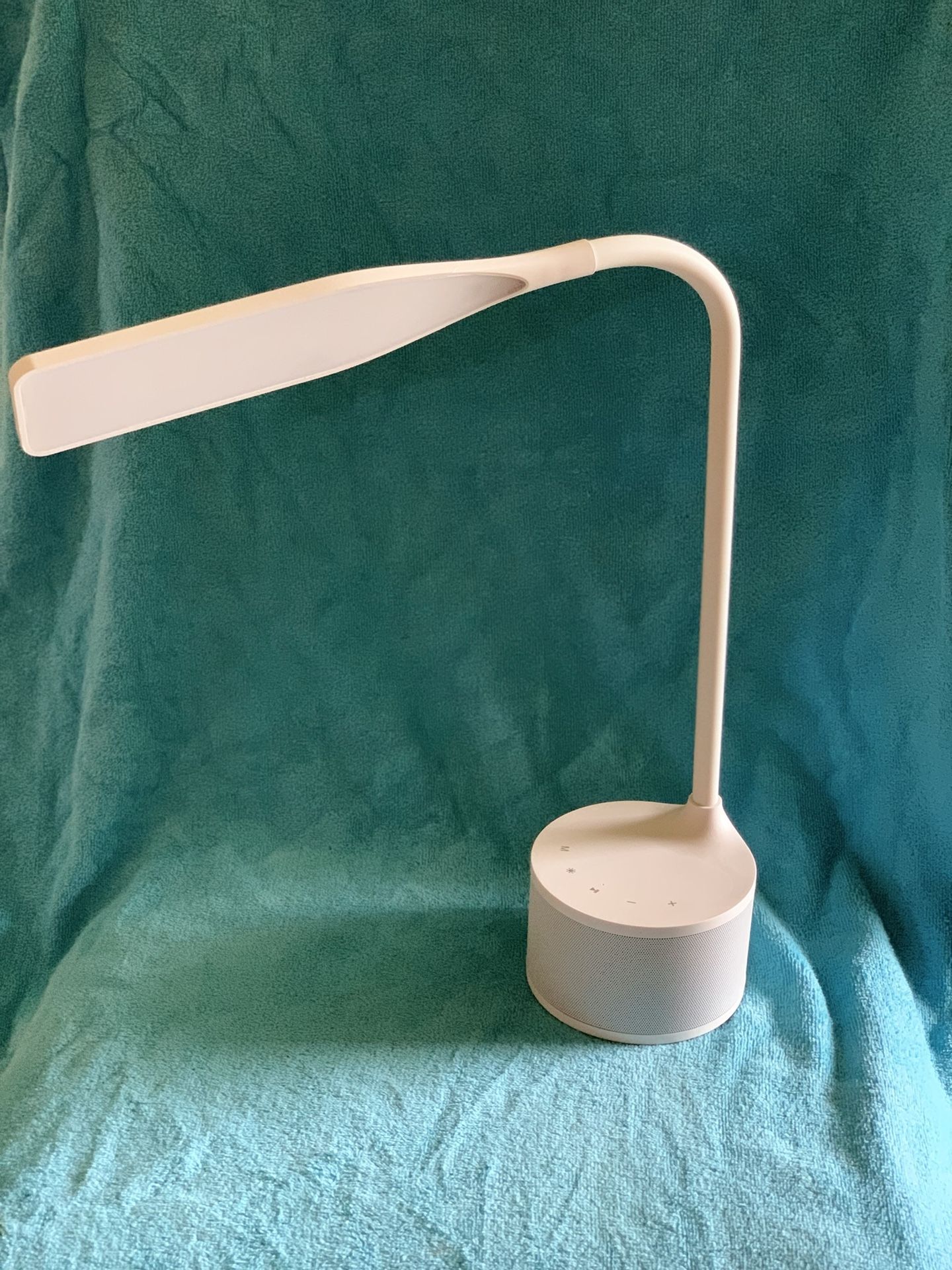 Bluetooth speaker and lamp for desk