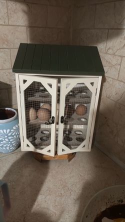 Farm house egg holder
