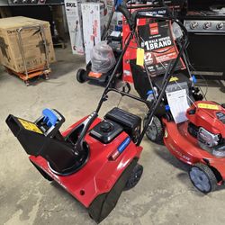 2025 Toro power Clear 721E Snowblower 
Like New condition 
Warranty included 
$449